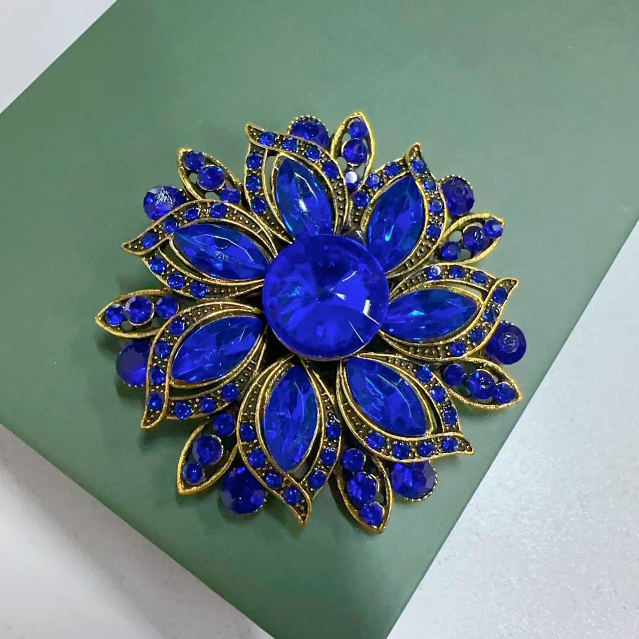 Broche à fleurs en cristal de  - Hi Tech Accessories avis et prix